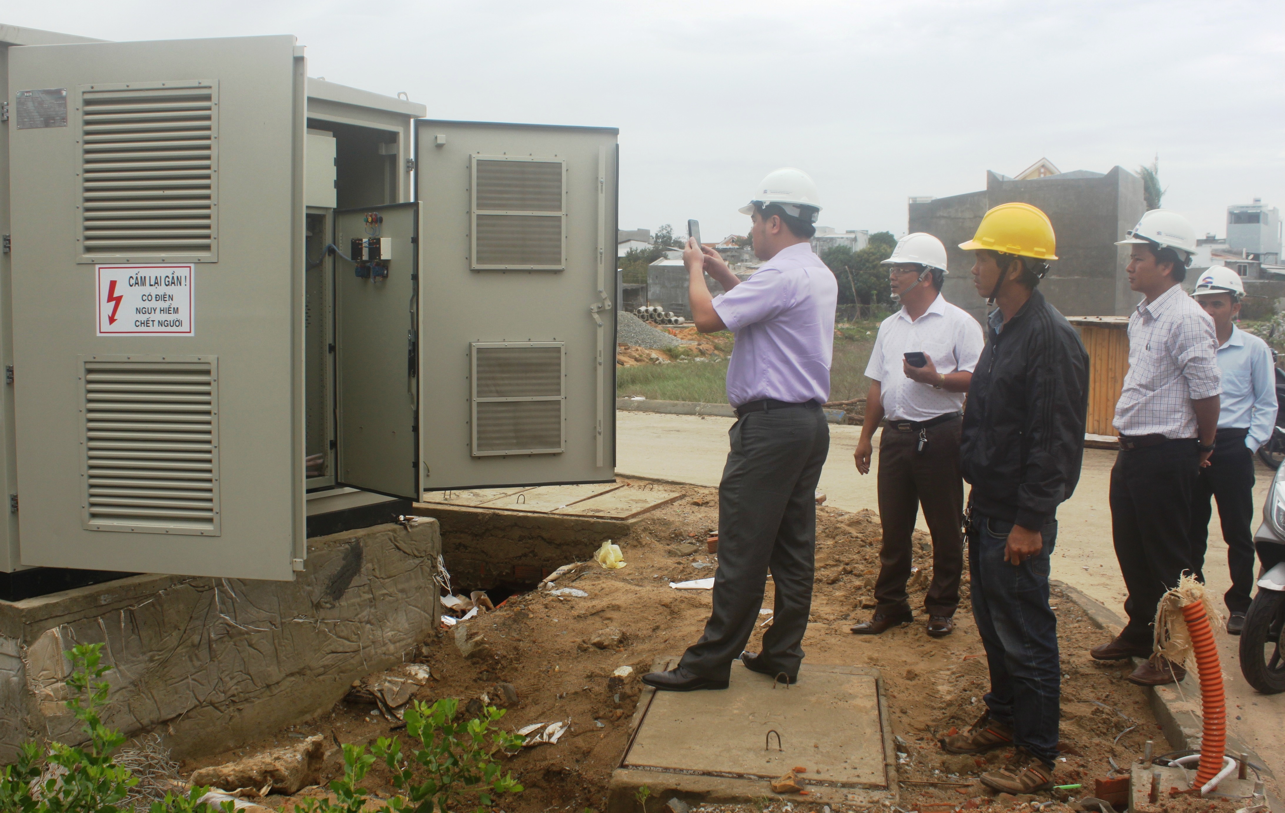Ban Lãnh đạo công ty CP Thành Đông Ninh Thuận kiểm tra lắp đặt hệ thống điện