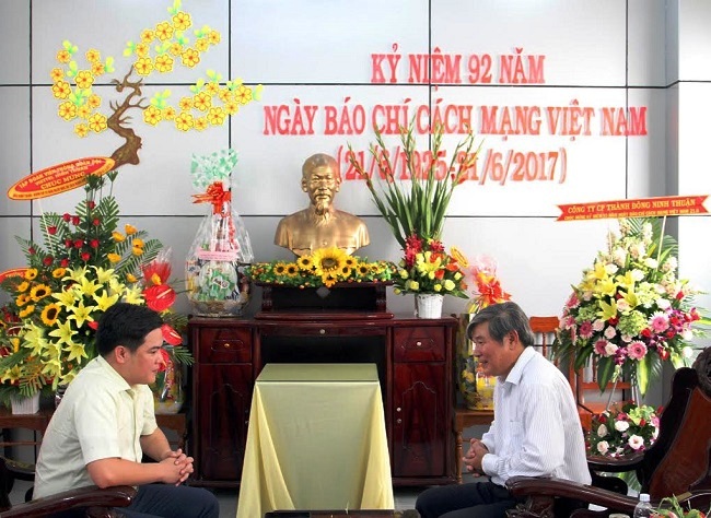 Giám đốc cty cổ phần Thành Đông Ninh Thuận đến tặng hoa và chúc mừng báo Ninh Thuận nhân ngày nhà báo Việt Nam 21/6