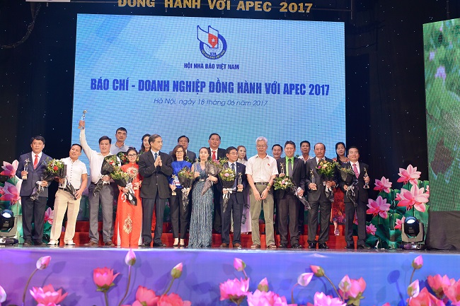 Bao chí - Doanh nghiệp đồng hành cùng APEC 2017, Thành Đông Ninh Thuận nhận cúp lưu niêm tại hội nghị APEC 2017