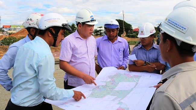 Giám đốc công ty cổ phần Thành Đông Ninh Thuận kiểm tra tiến độ tại dự án khu đô thị mới Đông Bắc tháng 7/2017