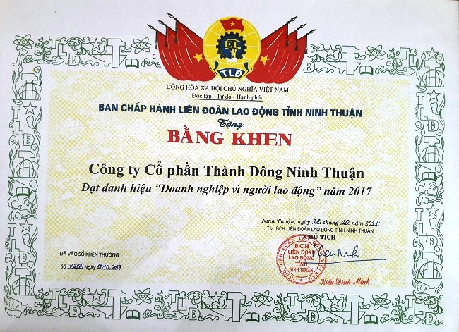 Công ty CP Thành Đông Ninh Thuận nhận bằng khen “ Doanh nghiệp vì người lao động năm 2017”