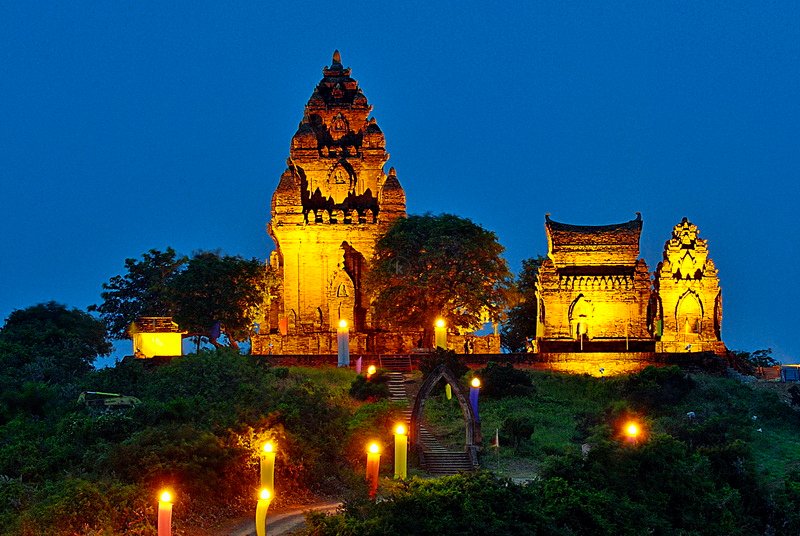 Tháp Poklong Giarai về đêm lung linh huyền ảo