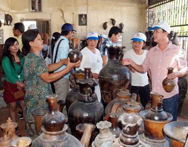 Khách hàng tham quan làng gốm Bầu Trúc - Ninh Thuận.