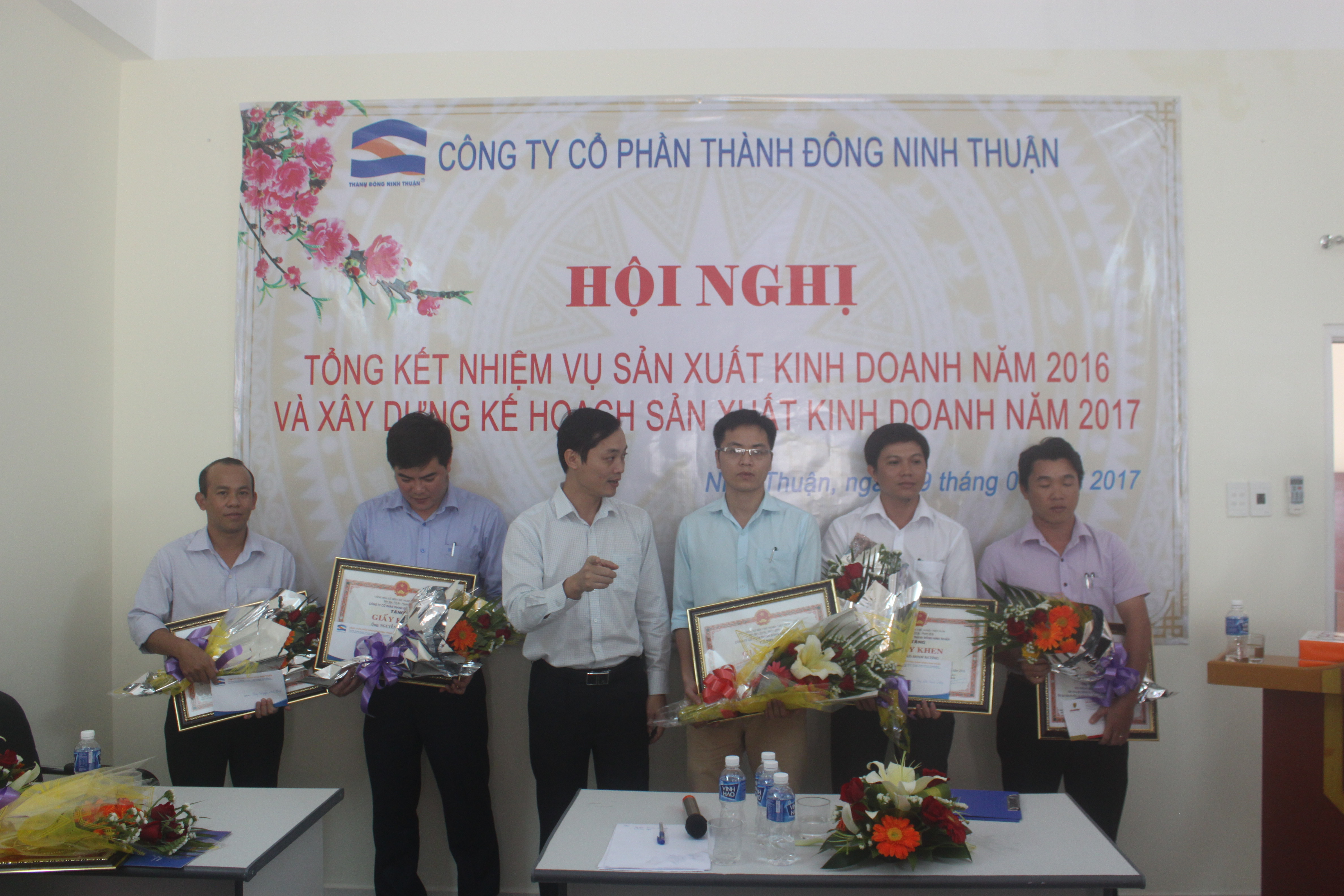 Giải cá nhân hoàn thành xuất sắc và hoàn thành tốt nhiệm vụ 2016